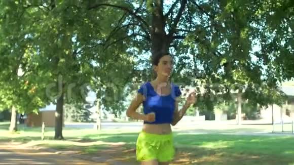 女性跑步者触摸扭伤的脚踝疼痛视频的预览图