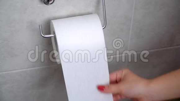 年轻女子手里拿着卫生纸从卫生纸上手拿一张纸视频的预览图