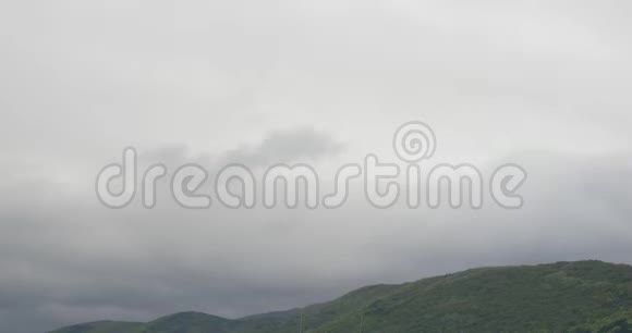 快速移动风暴电影深蓝灰色云雨天山太阳光线恶劣天气厚风天视频的预览图