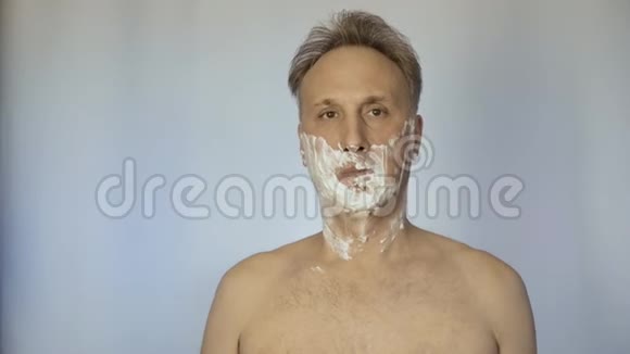 男人用锋利的剃刀他照顾他的外表视频的预览图