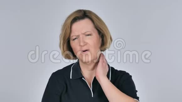 颈部疼痛的老妇人白色背景视频的预览图