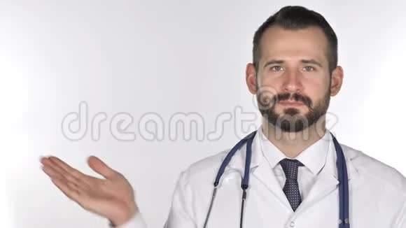 医生展示产品在侧面白色背景视频的预览图