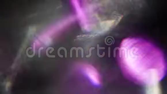 紫色的抽象形状在黑暗的背景上闪烁视频的预览图