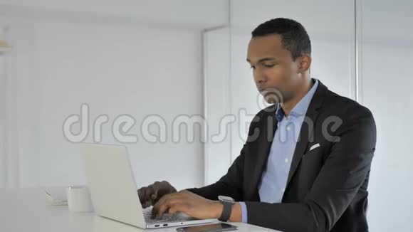 业余非裔美国人在手提电脑工作时喝咖啡视频的预览图