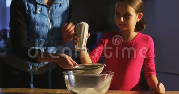面粉过筛妈妈和孩子一起做饭视频的预览图
