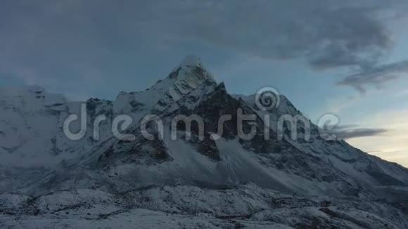 日落时的阿马达布拉姆山喜马拉雅山尼泊尔鸟瞰图视频的预览图