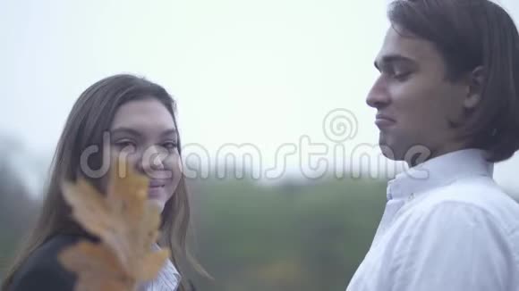 女人用黄色触摸男人的脸男人和女朋友一起度过爱情的时光视频的预览图