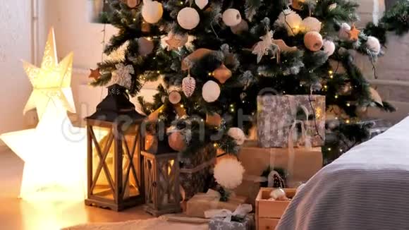 家中圣诞树上的圣诞装饰地板上的礼品视频的预览图