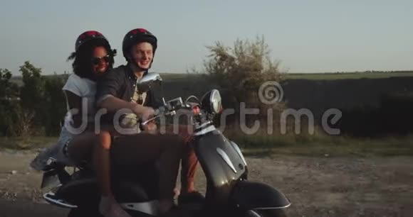 一对时髦的夫妇戴着太阳镜骑着他们的摩托车非常快乐微笑着视频的预览图