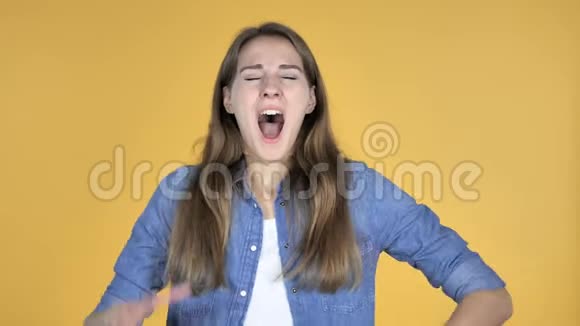 尖叫愤怒的漂亮女人被隔离在黄色背景下视频的预览图