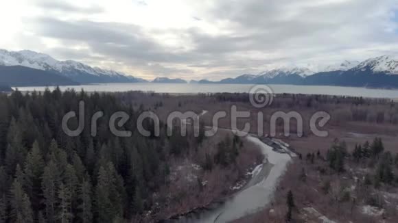 阿拉斯加云天春时野河的鸟瞰图视频的预览图