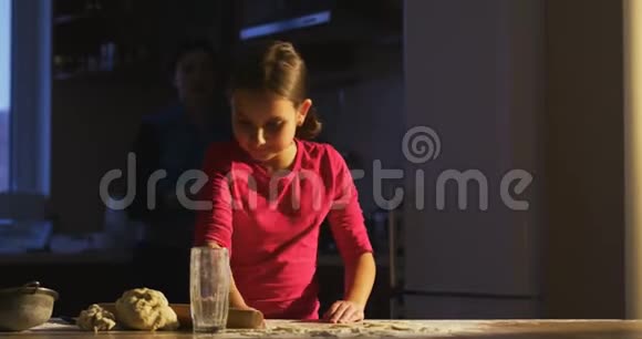 餐桌上的小女孩准备和妈妈一起做饭学习小厨师视频的预览图