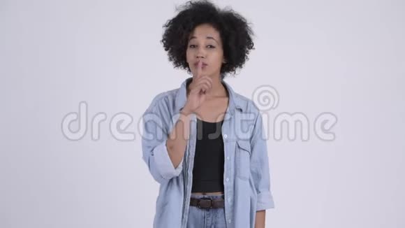 一位年轻美丽的非洲女人手指着嘴唇视频的预览图