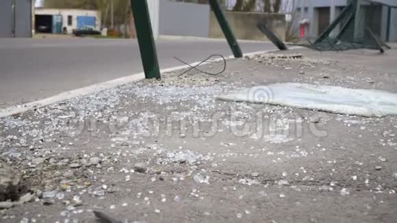 车祸中沥青玻璃破碎视频的预览图