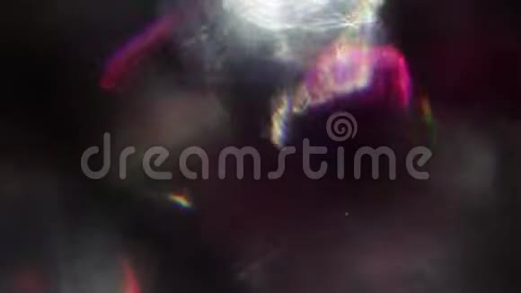 燃烧的抽象背景五颜六色的晶体颗粒在黑暗中迅速闪烁视频的预览图
