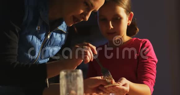 孩子在厨房里学着做饺子帮助妈妈视频的预览图