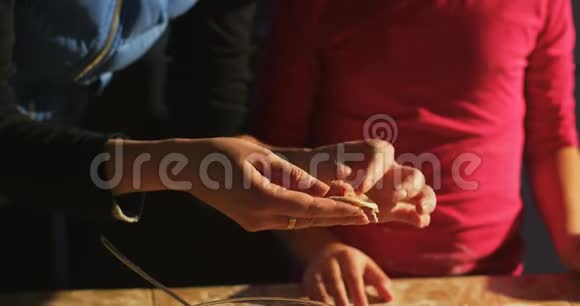 妈妈的手在教女儿如何煮饺子视频的预览图
