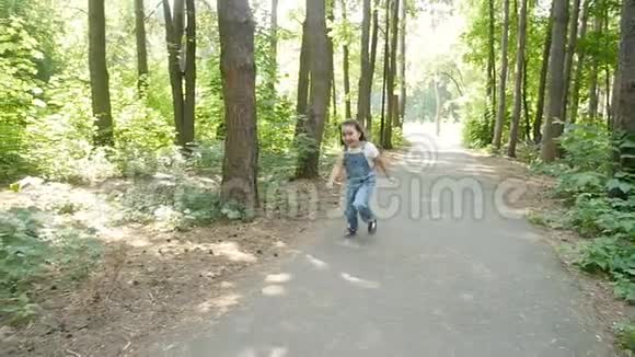 快乐的小女孩跑向妈妈夏天公园的拥抱视频的预览图