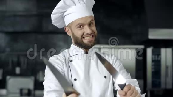 厨师在厨房摆着刀厨师在厨房玩工具视频的预览图