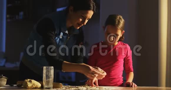 小厨师正在向妈妈学习如何在厨房做饭和帮助妈妈视频的预览图