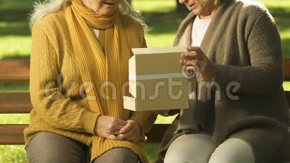 不高兴的老女人一起看照片回忆亲戚丧亲视频的预览图