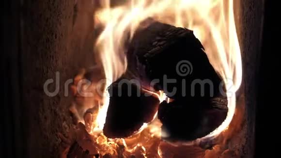 壁炉里慢慢燃烧着火焰视频的预览图
