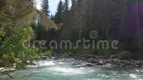 美丽的山河景观视频的预览图