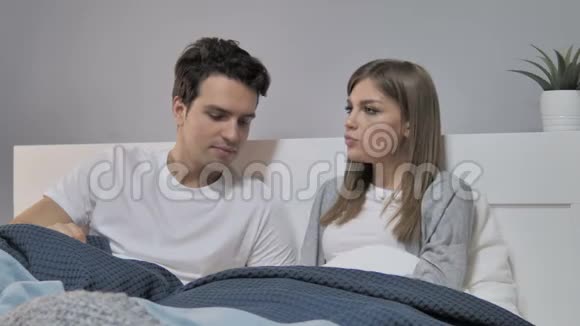 与不快乐的年轻夫妇在床上争吵视频的预览图