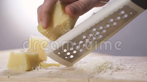 女人擦硬磨碎的奶酪手和烤炉特写视频的预览图