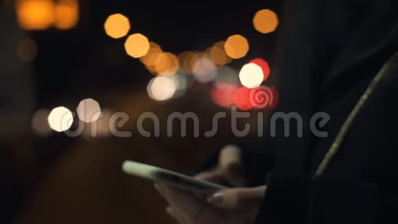 女士使用电话申请拨打出租车站在高速公路附近视频的预览图