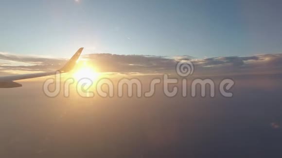 在日落时分乘飞机回家视频的预览图