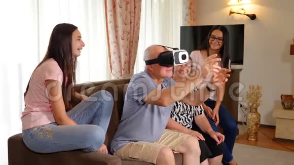 虚拟现实耳机或3D眼镜高级男士玩得开心视频的预览图