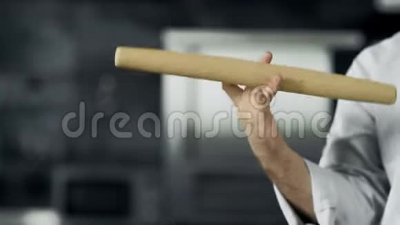厨师在工作场所玩滚筒特写男手在厨房拧滚筒视频的预览图