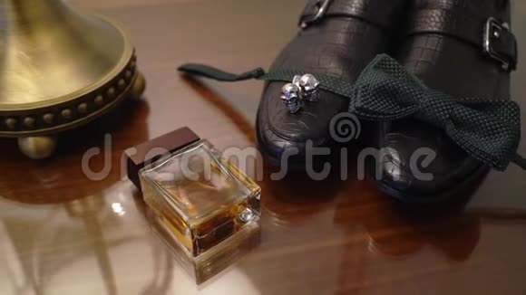 男人鞋子蝴蝶结香水和袖扣视频的预览图