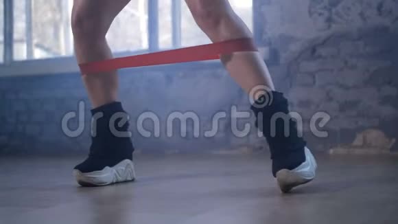 女性行使弹力带的腿视频的预览图