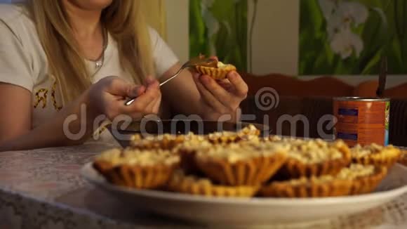 女主人做饼干视频的预览图