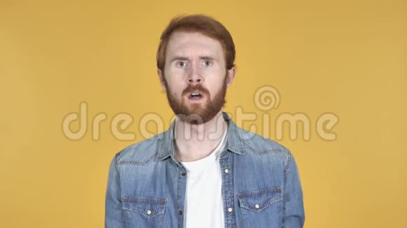 不快乐的红发男子面对失败和问题黄色背景视频的预览图