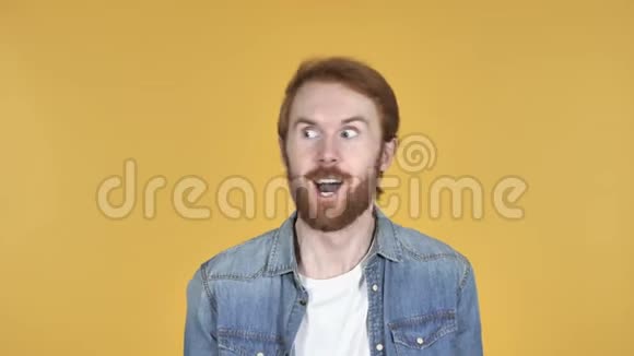 疯狂快乐的红发男子有乐趣黄色背景视频的预览图