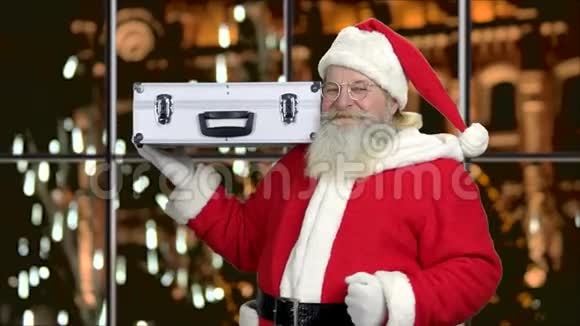 圣诞老人拿着金属箱的钱视频的预览图