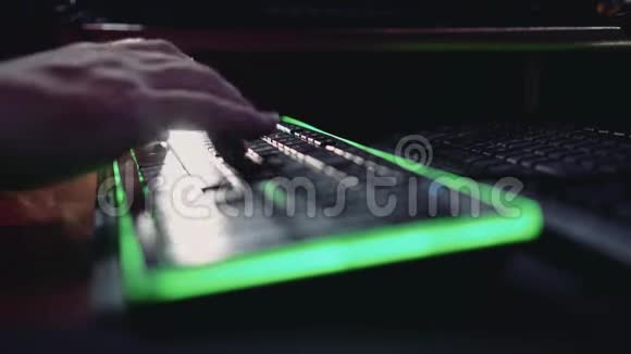 酷计手在键盘上打字快关门漂亮的键盘背光视频的预览图