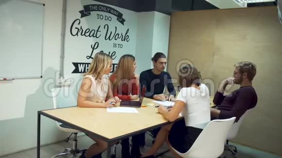 青年企业家在办公室会议室讨论使用笔记本电脑创业的新战略视频的预览图