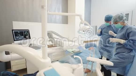 医学牙科和保健概念牙科诊所的两名医生和男性病人坐椅子视频的预览图