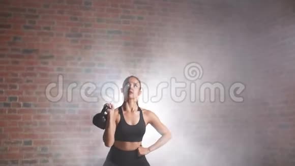 在健身房训练的性感女人视频的预览图