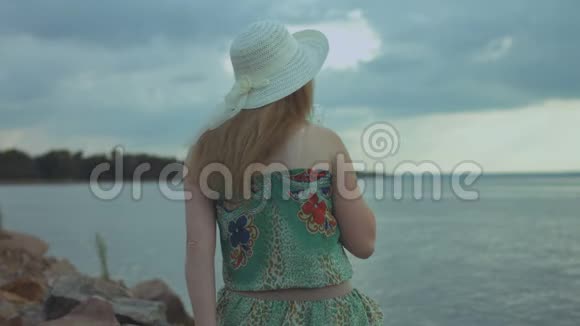 夏天在海边休息的漂亮女人视频的预览图