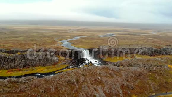 鸟瞰冰岛的秋天景观岩石峡谷与瀑布廷维尔里尔视频的预览图