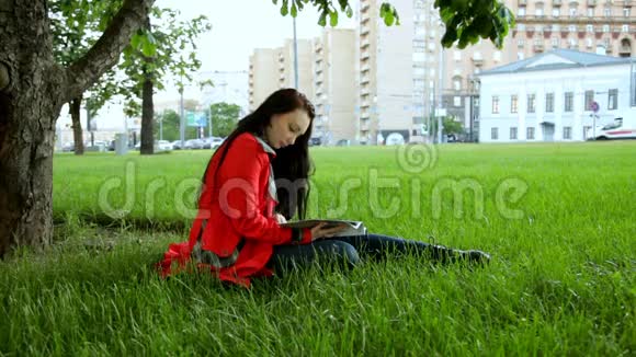 女孩在公园看书视频的预览图