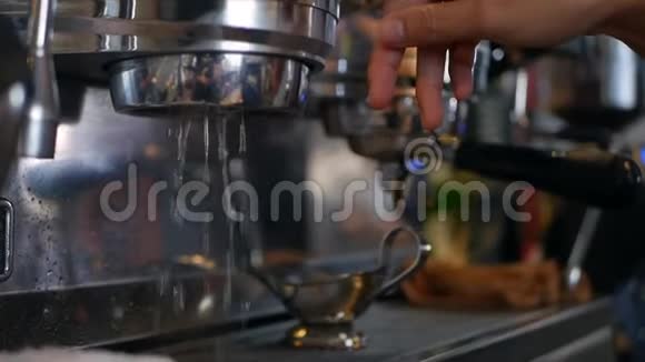 咖啡师用专业咖啡机煮咖啡视频的预览图