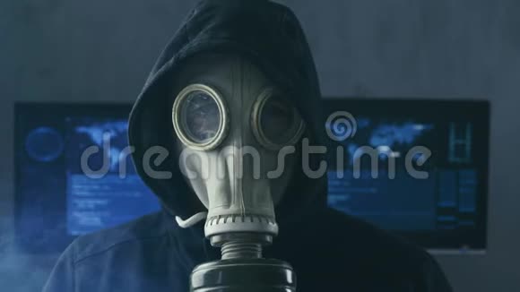 烟雾网络安全中心装有显示屏幕的防毒面具和引擎盖的黑客肖像世界卫生组织视频的预览图