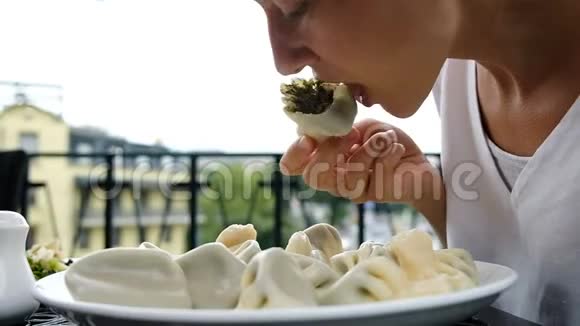 一个年轻的女人在餐馆里用手在盘子里端着菠菜吃卡卡利菜动作很慢视频的预览图