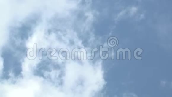 奥地利蒂罗尔州施恩乔克山顶附近移动的云视频的预览图